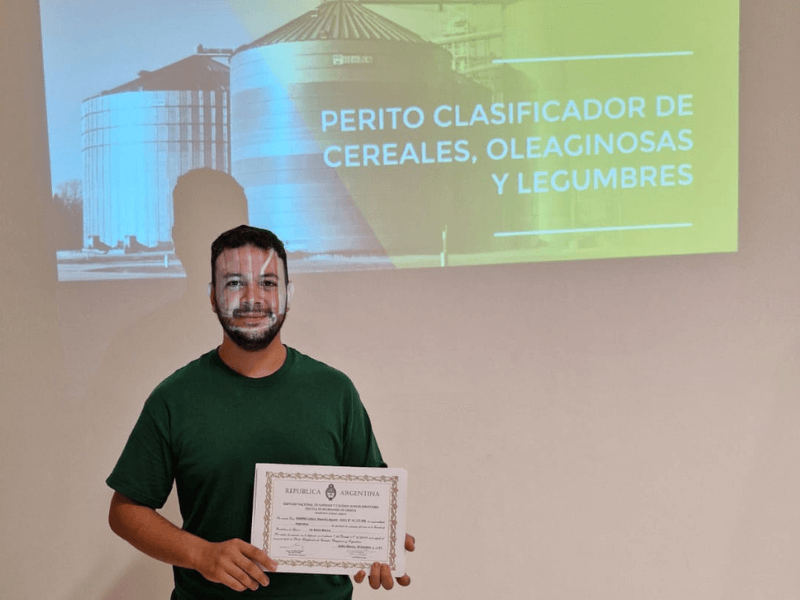 Recibiendo el Título de Perito