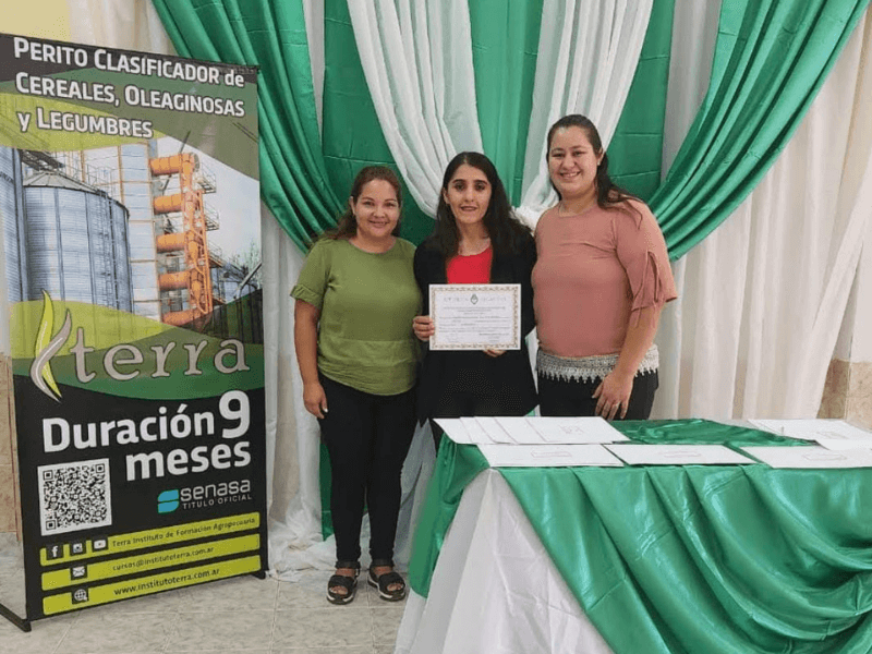 Recibiendo el Título de Perito