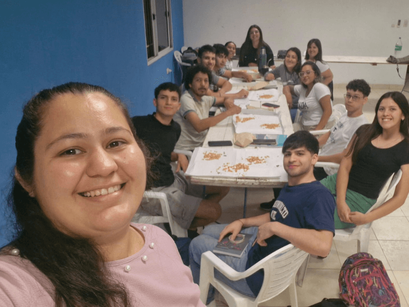 Belén Vigliani con los estudiantes de Perito