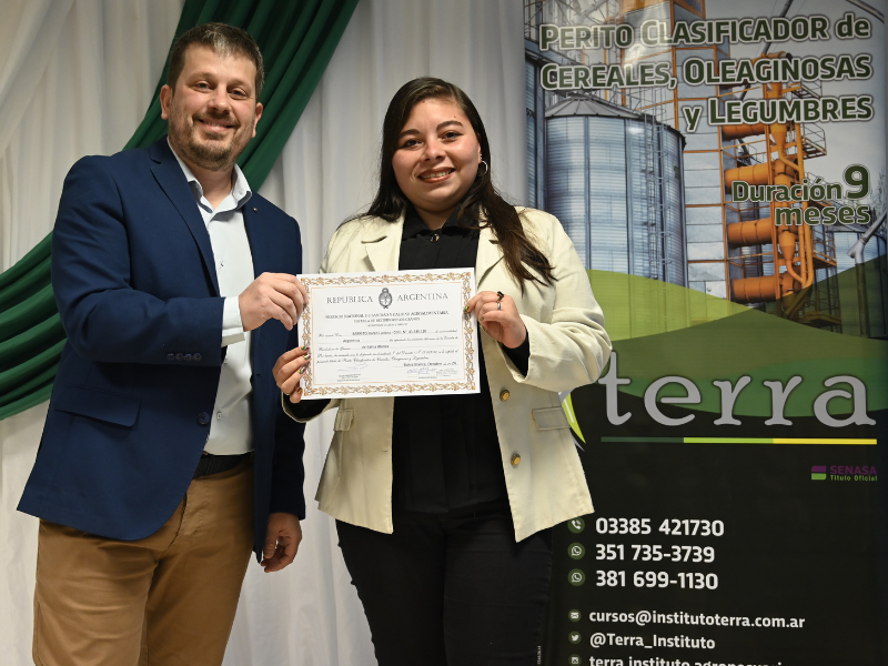Entrega de títulos en Charata