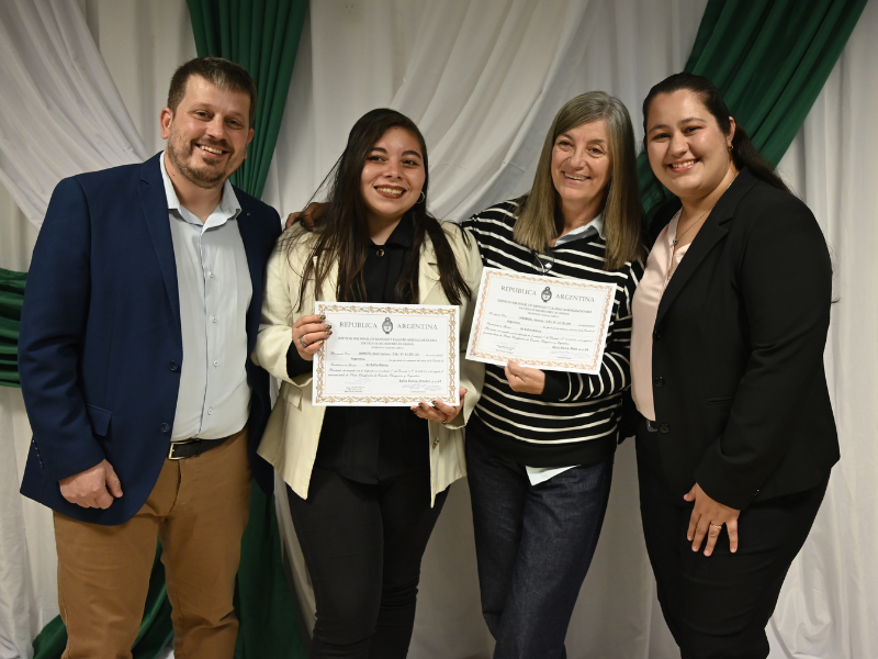 Entrega de títulos en Charata