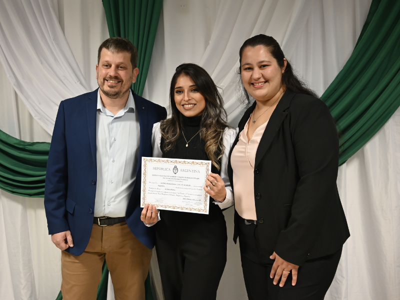 Entrega de títulos en Charata