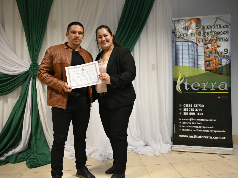 Entrega de títulos en Charata