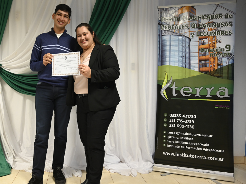 Entrega de títulos en Charata